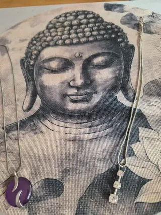 Dos collares con colgantes