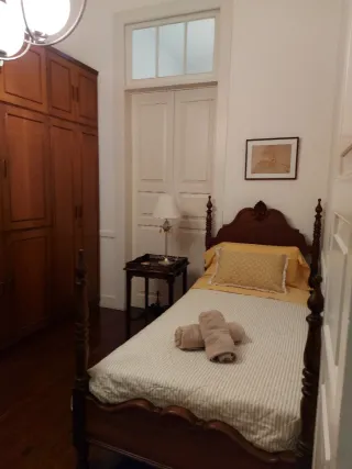 Cama de madera clásica con pilares