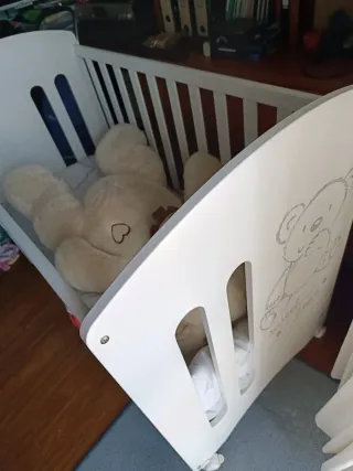 Cuna blanca con osito  En Sestao, Bilbao.