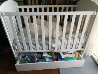 Cuna blanca con osito  En Sestao, Bilbao.