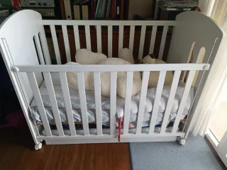 Cuna blanca con osito  En Sestao, Bilbao.