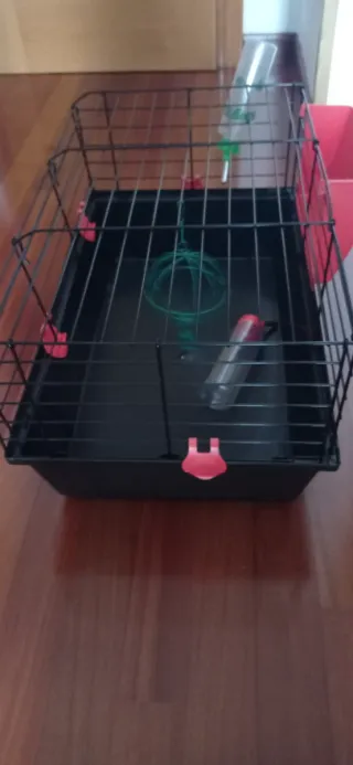 Jaula para cobaya negra y roja