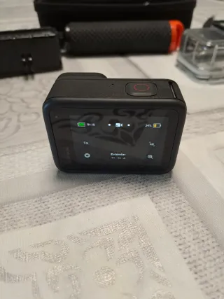 GoPro Hero 10 (lente dañada) + Accesorios