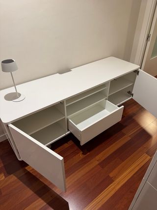 Mueble TV blanco lacado con ruedas