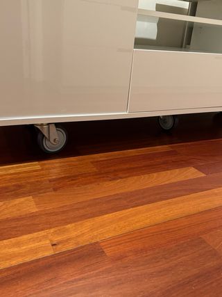 Mueble TV blanco lacado con ruedas