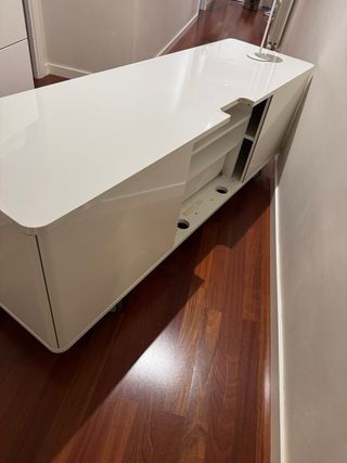 Mueble TV blanco lacado con ruedas