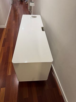 Mueble TV blanco lacado con ruedas