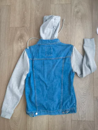 Cazadora vaquera con capucha gris