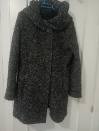 Abrigo negro y gris