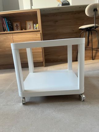 Mesa auxiliar blanca con ruedas
