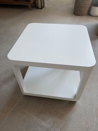 Mesa auxiliar blanca con ruedas