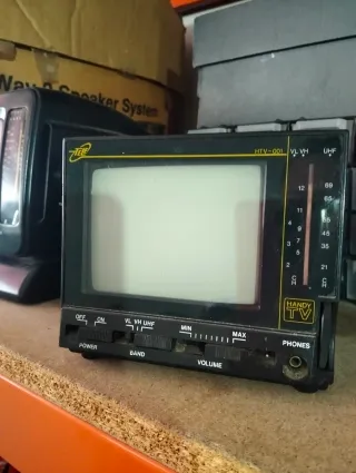 2 TVs Portátiles Mini AM/FM Radio