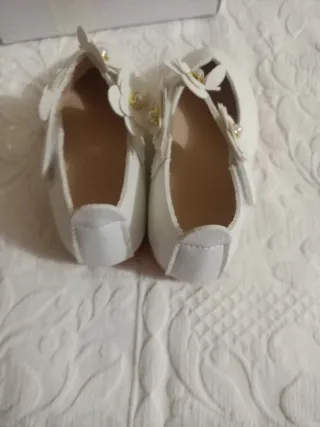 Zapatos blancos niña con flores