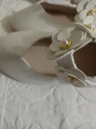 Zapatos blancos niña con flores