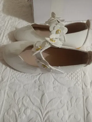 Zapatos blancos niña con flores
