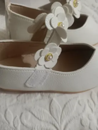 Zapatos blancos niña con flores