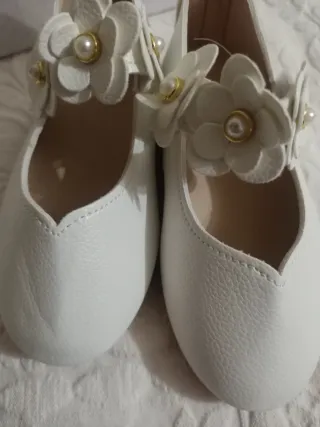 Zapatos blancos niña con flores