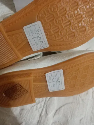 Zapatos blancos niña con flores