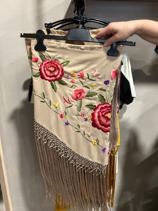 Mantón bordado oro y blanco