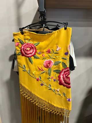 Mantón bordado oro y blanco