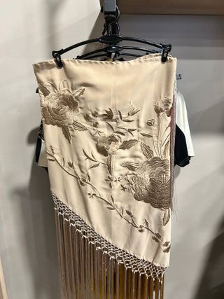 Mantón bordado oro y blanco