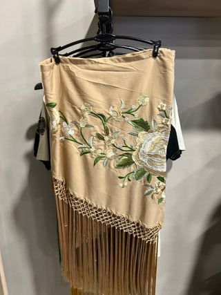 Mantón bordado oro y blanco