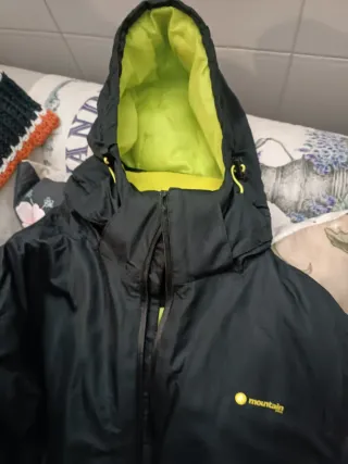 Chaqueta de esquí negra con forro verde