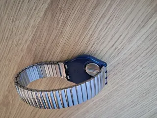 Reloj Swatch Swiss AG2000 que se ilumina a oscuras