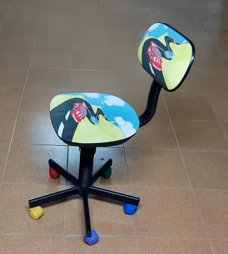 Silla giratoria infantil con ruedas