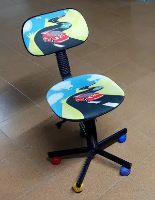 Silla giratoria infantil con ruedas