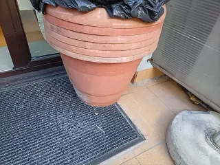 Jardineras grandes de plástico (marrón)