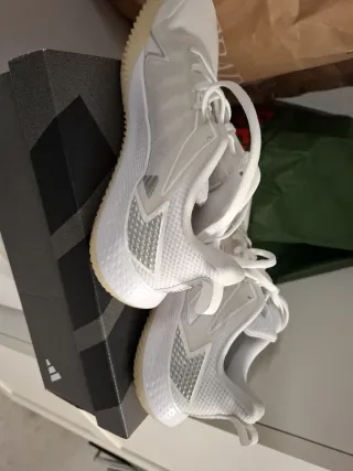 Zapatillas pádel Adidas blancas.  N° UK 5.