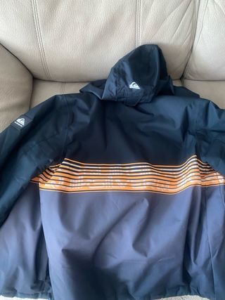Chaqueta Quiksilver Negra y Naranja. Niño 11-12