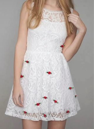 Vestido blanco encaje flores rojas Suiteblanco