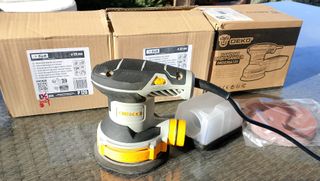 Lijadora orbital DEKO + 193 discos de lija