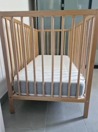 Cuna de madera Ikea + colchón antiahogo.