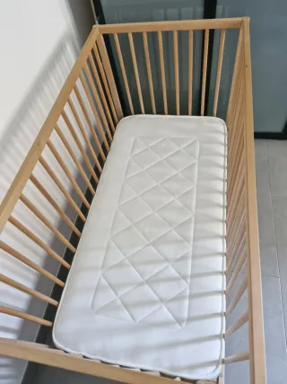 Cuna de madera Ikea + colchón antiahogo.