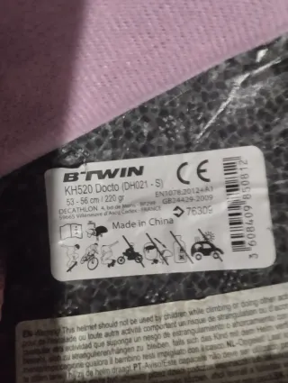 Casco de bici rosa con diseño