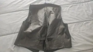 Chaleco de cuero negro