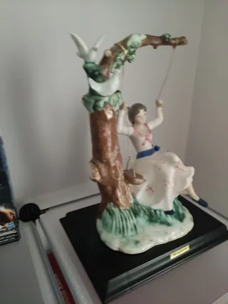 Figura porcelana Segarra niña columpio impecable