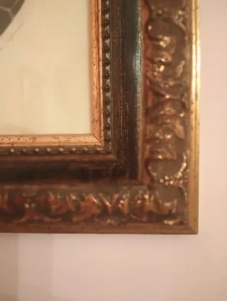 Quadro con cornice dorata.