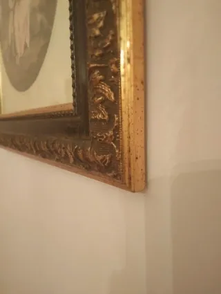 Quadro con cornice dorata.