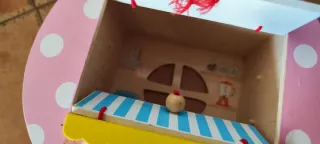 Casitas y coche de madera para muñecas