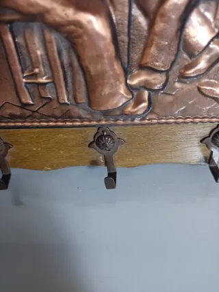 Cuelga llaves decorativo de metal y madera