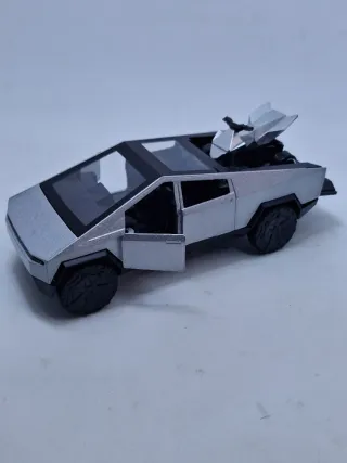 Tesla Cybertruck pickup con Quad scala 1:36.Nuovo.