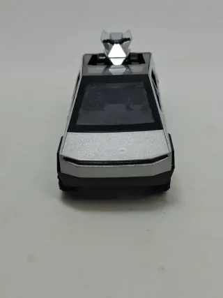Tesla Cybertruck pickup con Quad scala 1:36.Nuovo.