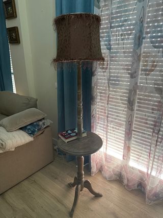 Lámpara de pie con mesa auxiliar