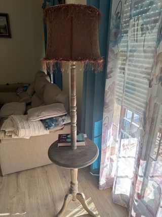 Lámpara de pie con mesa auxiliar