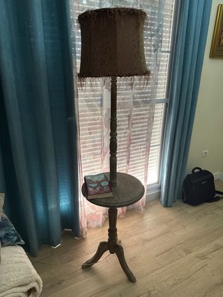 Lámpara de pie con mesa auxiliar