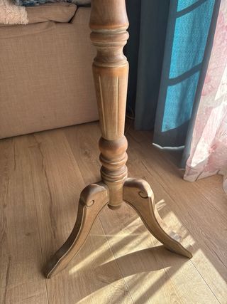 Lámpara de pie con mesa auxiliar